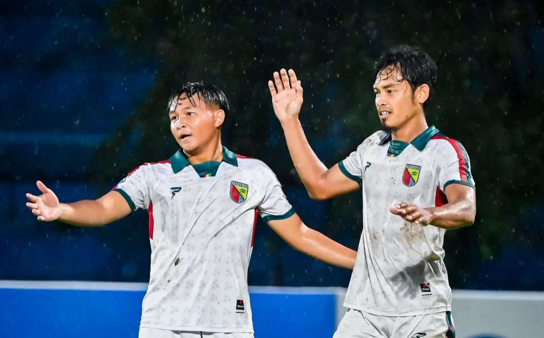 Bayu Nugroho (kanan) merayakan golnya bersama Persikab Bandung di Liga Nusantara.