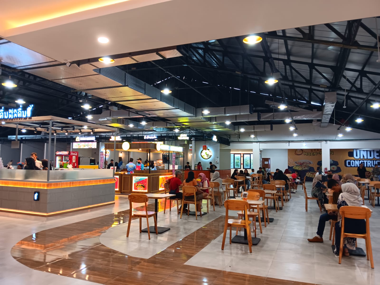 Lantai foodcourt yang siap memanjakan lidah pengunjung.