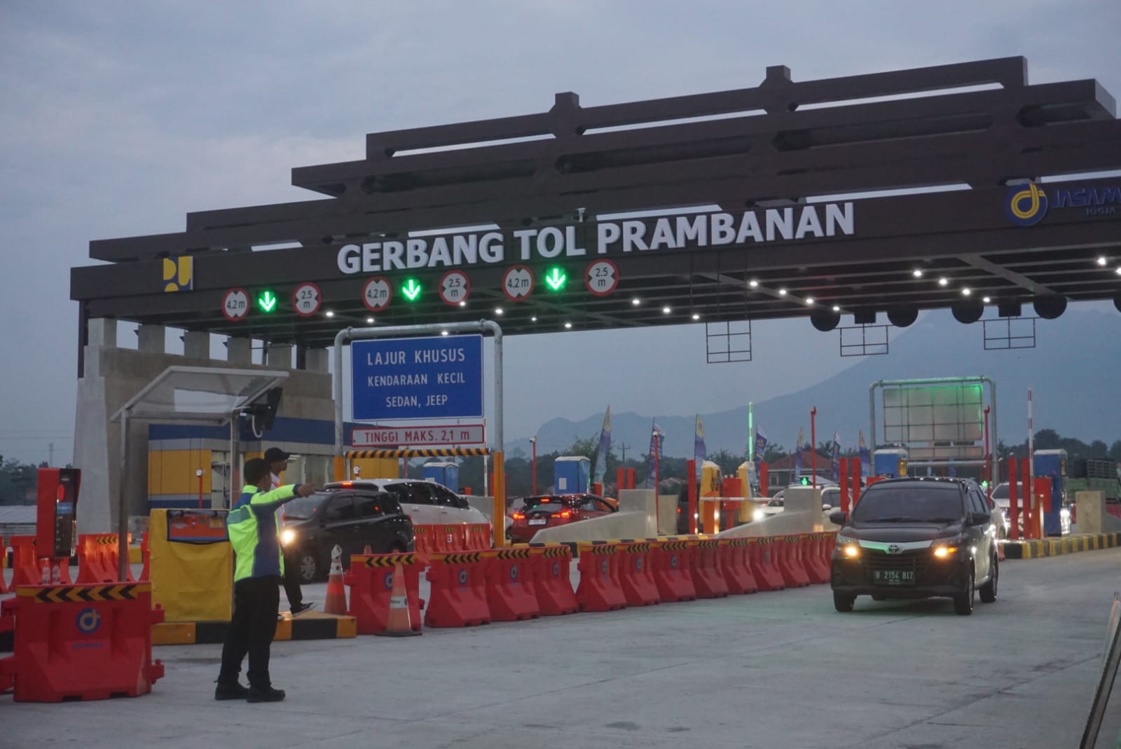 Sejumlah kendaraan saat melintasi tol fungsional Klaten-Prambanan dan Gerbang Tol (GT) Prambanan.