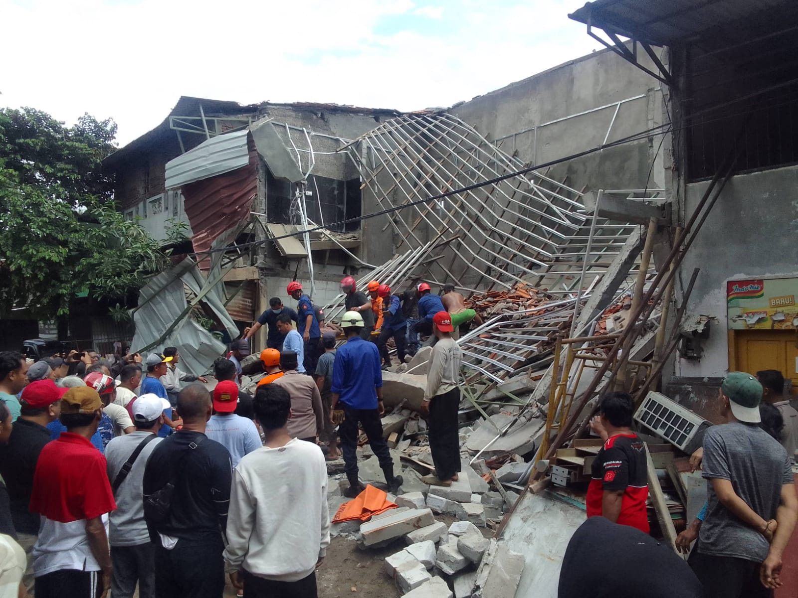 Kios besi bekas di Kelurahan Mojo, Kecamatan Pasar Kliwon, Solo yang roboh di sela-sela proses pembangunan, Senin (30/12/2024).