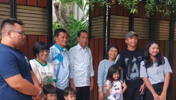Rumah Jokowi di Jalan Kutai Utara nomor 1, Kelurahan Sumber, Solo belakangan jadi viral karena banyak dikunjungi wisatawan.