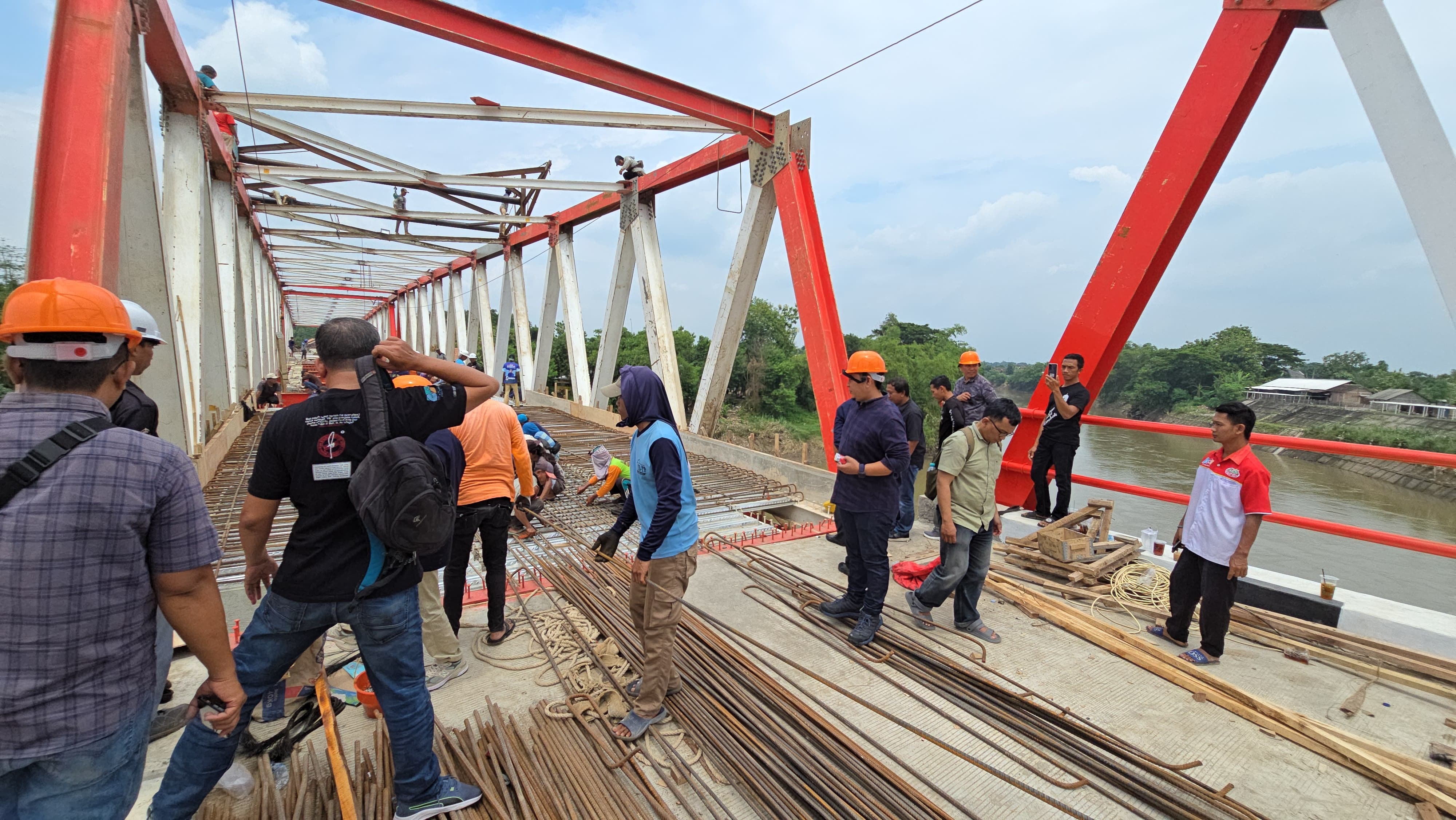 Komisi III DPRD Sragen sidak proyek Jembatan Butuh penghubung Masaran-Plupuh di Sungai Bengawan Solo, Senin (30/12/2024). (Ahmad Khairudin/Radar Solo)