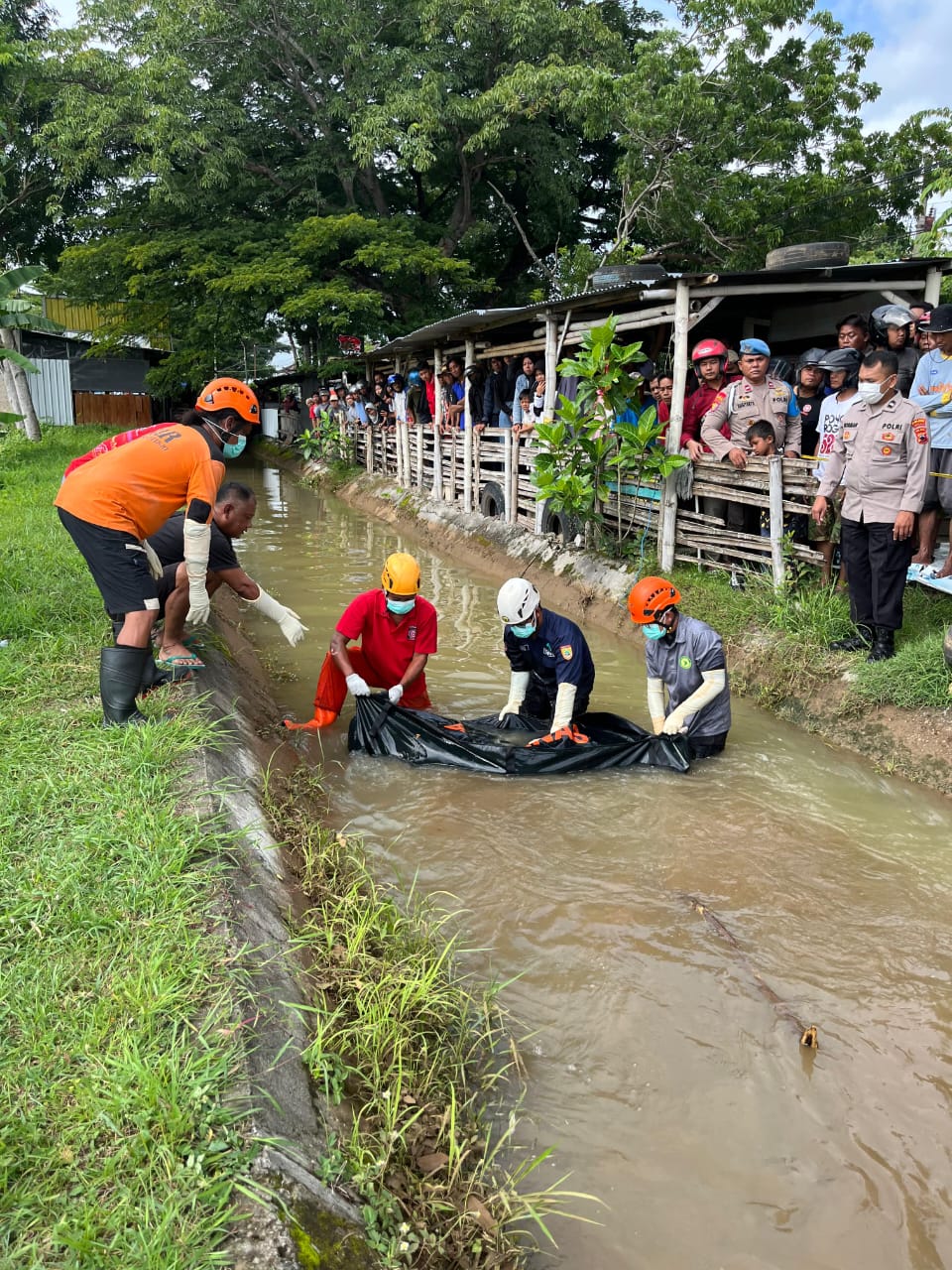 Personel gabungan mengevakuasi mayat warga Kelurahan Banmati, Sukoharjo yang mengapung di irigasi Tawangsari, Senin (30/12/2024).