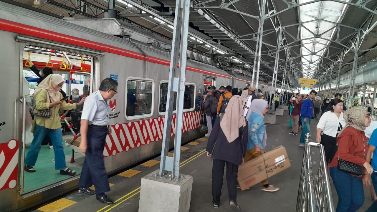 RAMAI: Suasana penumpang KRL saat turun di Stasiun Solo Balapan, rabu (1/1/2025).  &nbsp;