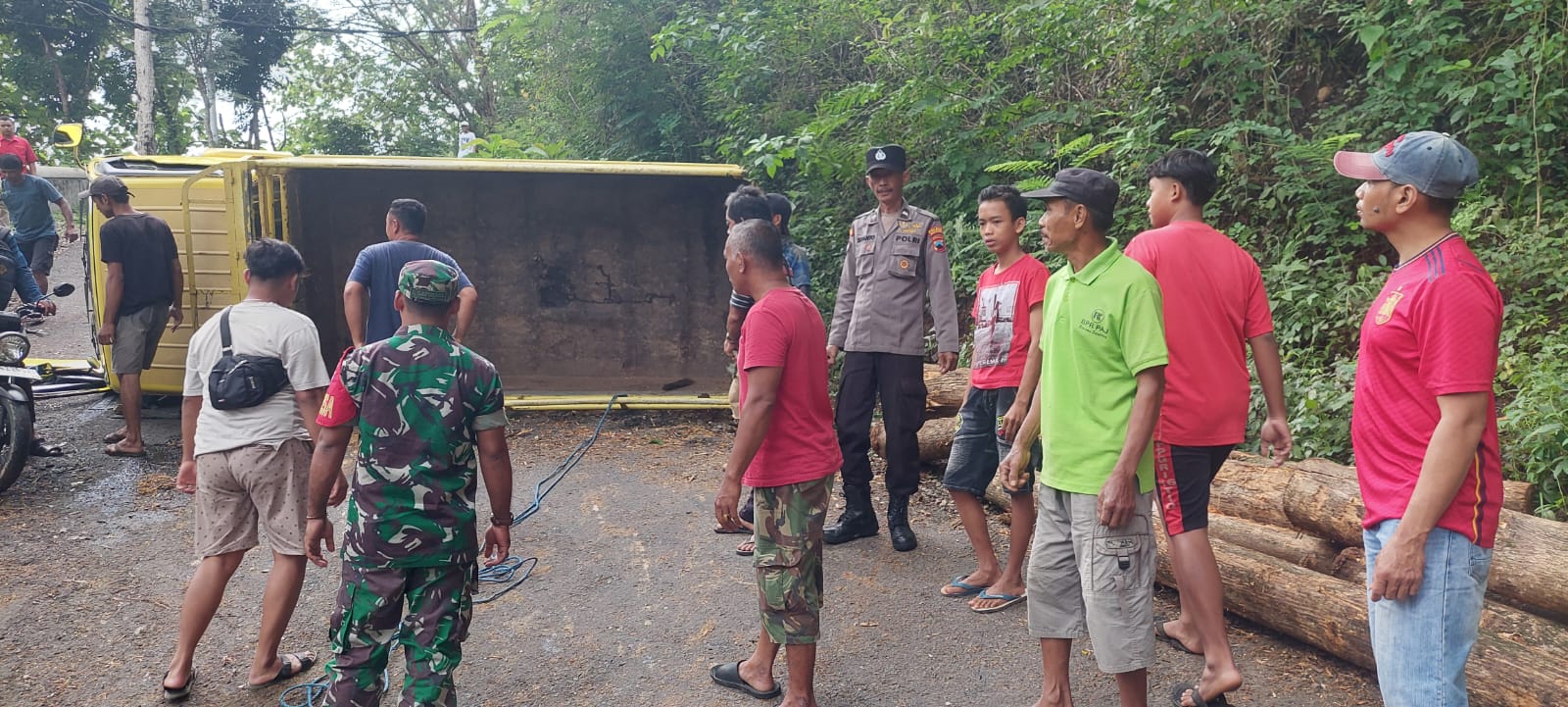 Truk terguling di jalur Tunggangan wilayah Kecamatan Jatiroto, Selasa (31/12/2024).