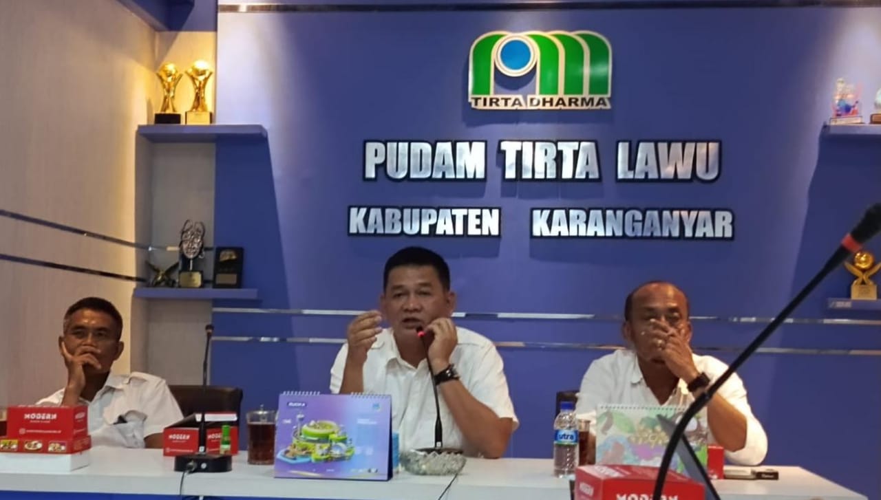 Direktur Utama PUDAM Tirta Lawu Kabupaten Karanganyar Prihanto memaparkan evaluasi kinerja tahun 2024. (Rudi Hartono/Radar Solo)