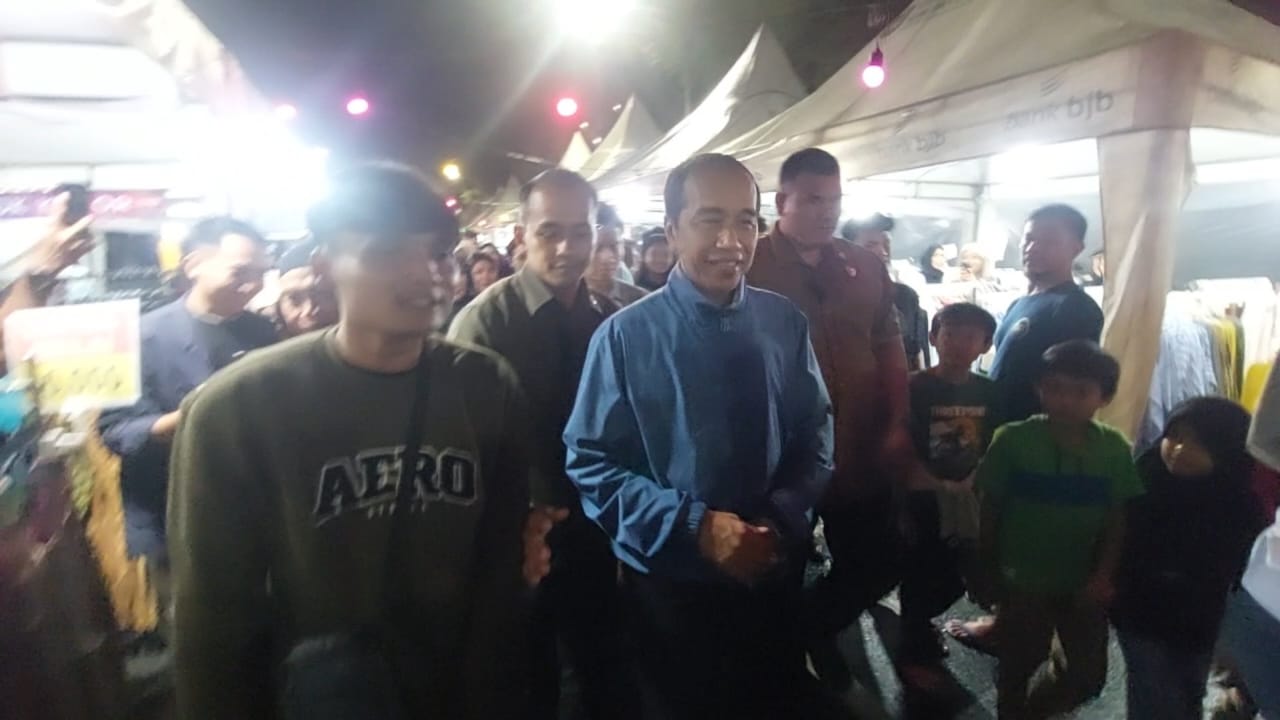 Mantan Presiden Jokowi ikut menikmati tahun baru bersama warga di Simpang Ngarsopuro, Selasa malam (31/12/2024). (Silvester Kurniawan/Radar Solo)