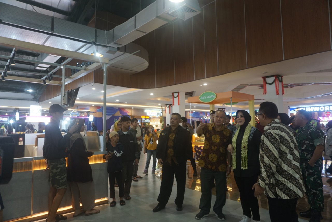Bupati Klaten Sri Mulyani saat meresmikan Klaten Town Square (Klatos) pada Selasa (31/12/2024). (Angga Purenda/Radar Solo)