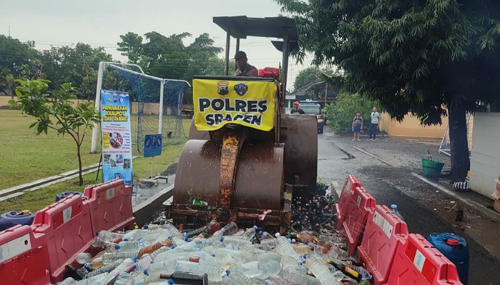 Pemusnahan ribuan botol miras di Polres Sragen. (Ahmad Khairudin/Radar Solo)