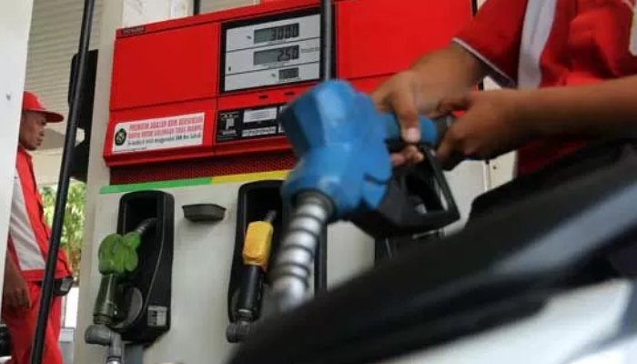 Petugas SPBU melayani pembelian Pertamax.