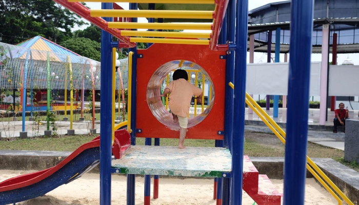 Wahana permainan anak-anak di Taman Pandan Alas Boyolali.
