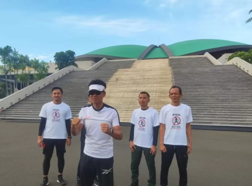 Anggota DPR RI Didik Hariyadi (dua dari kiri) sebelum menunaikan janji berjalan kaki dari Jakarta ke Boyolali, di kompleks parlemen, Senayan, Jakarta, Rabu (1/1/2025)