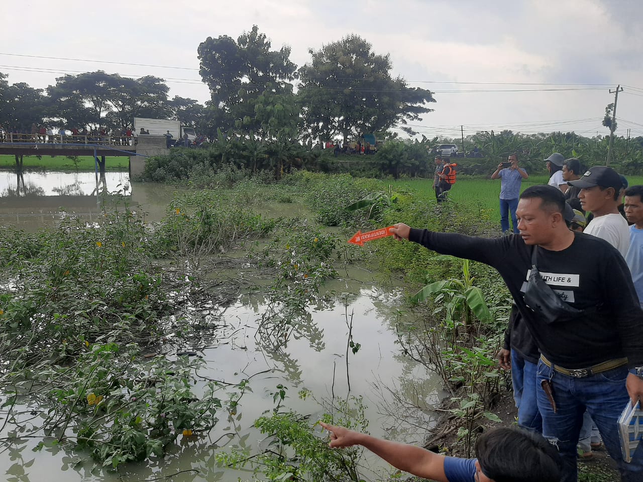 Polisi olah TKP lokasi pemancing tewas kesetrum di embung Kretek, Desa Gawan, Kecamatan Tanon, Sragen pada Selasa (31/12/2024). (Ahmad Khairudin/Radar Solo)