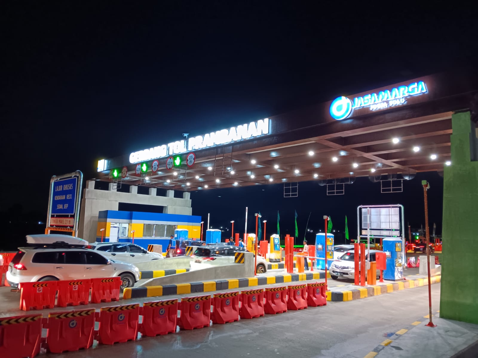 Gerbang tol Prambanan, Klaten masih dipadati pengendara arus balik libur Nataru pada Rabu (1/1/2024) malam pukul 20.00. (Angga Purenda/Radar Solo)