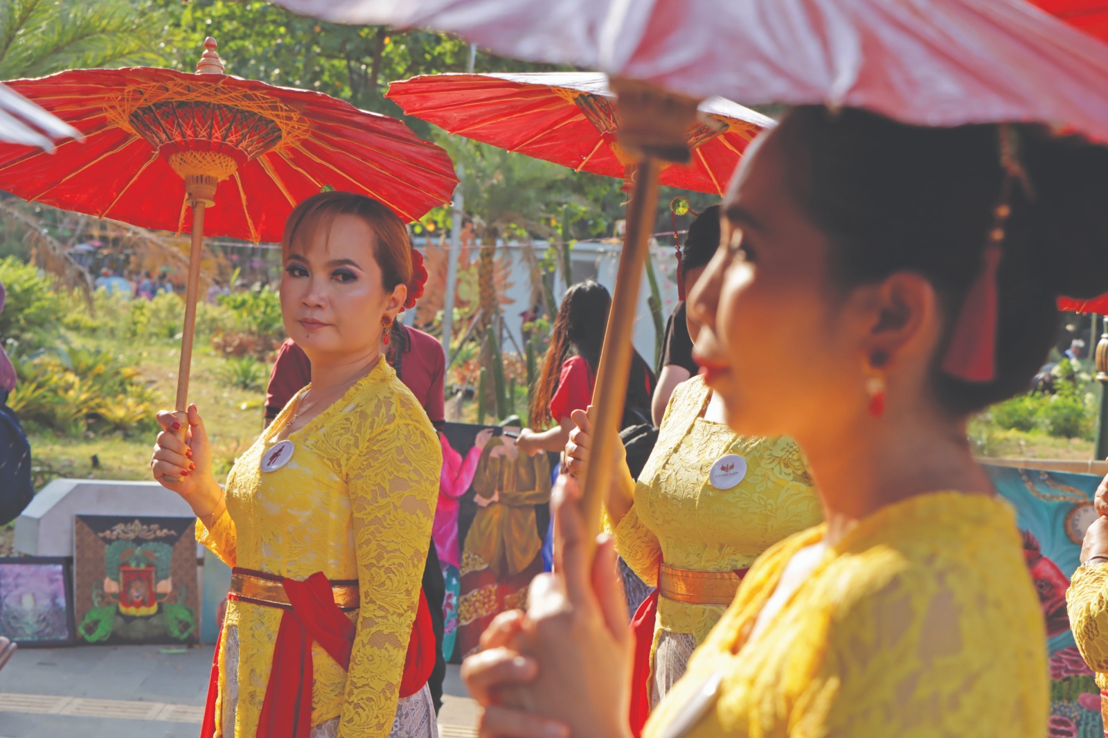 KESENGSEM: Sejumlah Wisatawan luar daerah dipandu abdi dalam menikmati kunjungan ke Pura Mangkunegaran selama libur panjang Natal dan tahun baru,&nbsp;Rabu&nbsp;(1/1/2025).