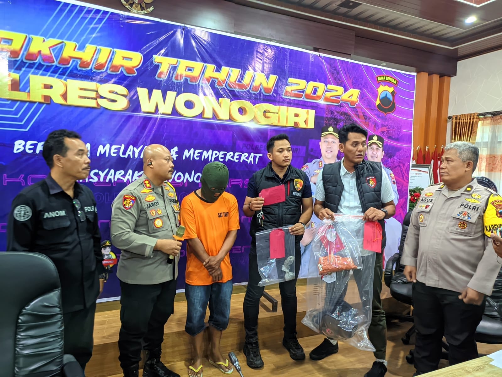 AS alias Agus pelaku pelemparan Bus Trans Jateng Koridor VII diamankan di Mapolres Wonogiri, Selasa (31/12/2024).