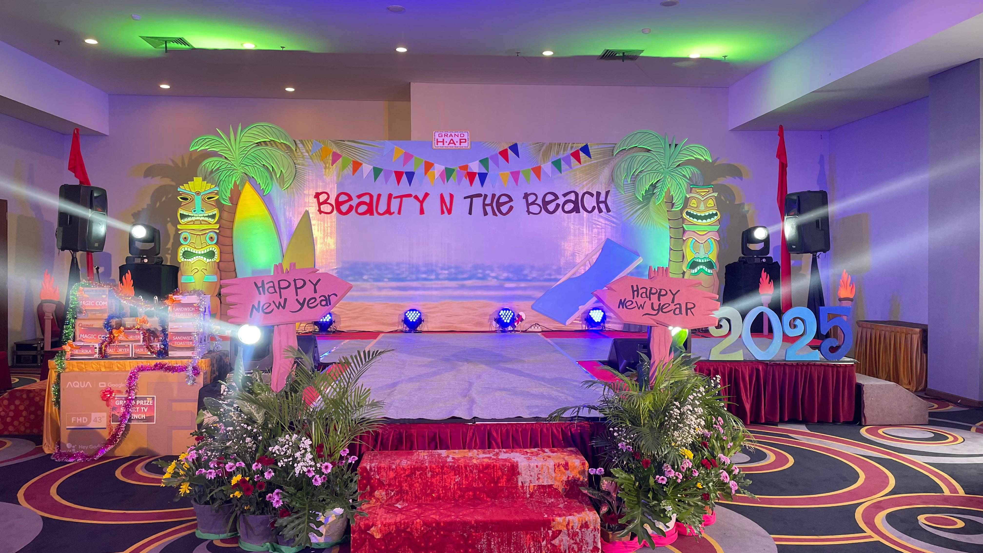 Grand HAP Hotel Solo menghadirkan kemeriahan malam pergantian tahun bertema &ldquo;Beauty And The Beach&rdquo;.
