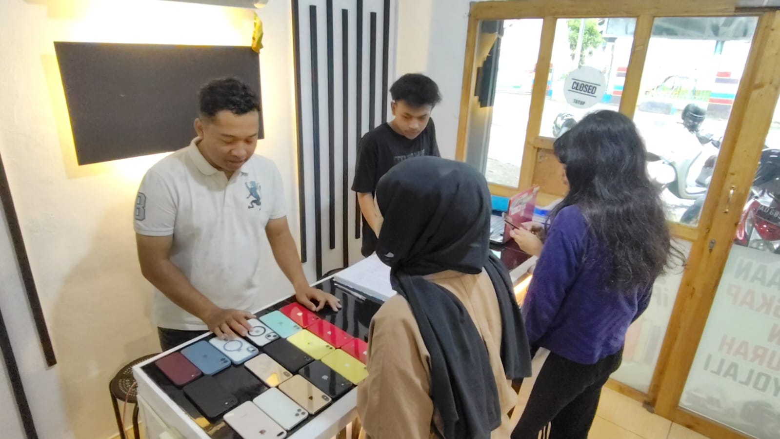 Tempat usaha penyewaan handphone di Kelurahan Pulisen, Boyolali ramai didatangi konsumen.