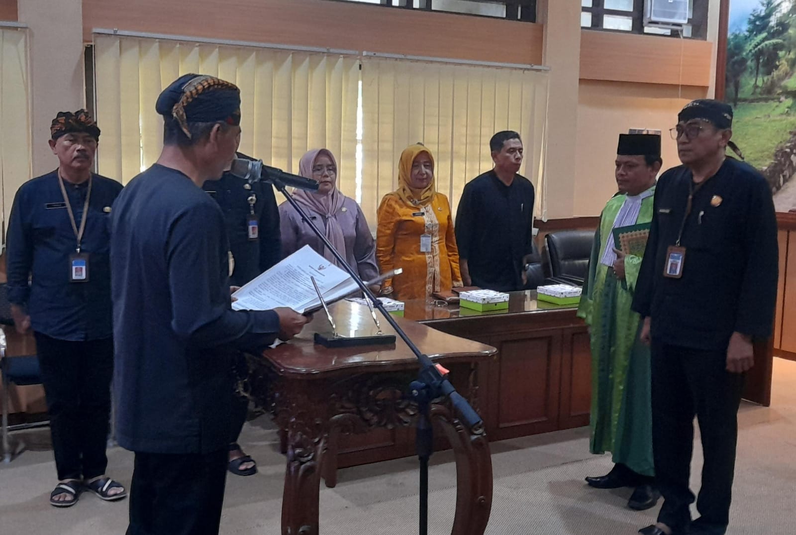 Kurniadi Maulato (kanan) dilantik menjadi Penjabat (Pj) Sekda Kabupaten Karanganyar, Kamis (2/1/2025). (Rudi Hartono/Radar Solo)
