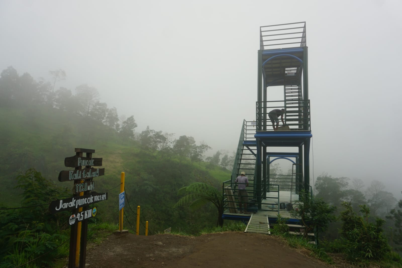 Menara pandang untuk melihat puncak Gunung Merapi dari Kali Talang, Balerante, Kecamatan Kemalang, Klaten. (Angga Purenda/Radar Solo)