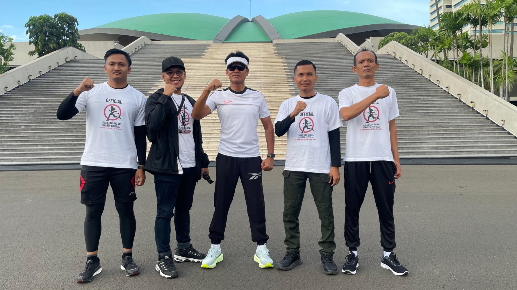Anggota DPR RI Didik Hariyadi (tengah) sebelum menunaikan janji berjalan kaki dari Jakarta ke Boyolali, di kompleks parlemen, Senayan, Jakarta, Rabu (1/1/2025)