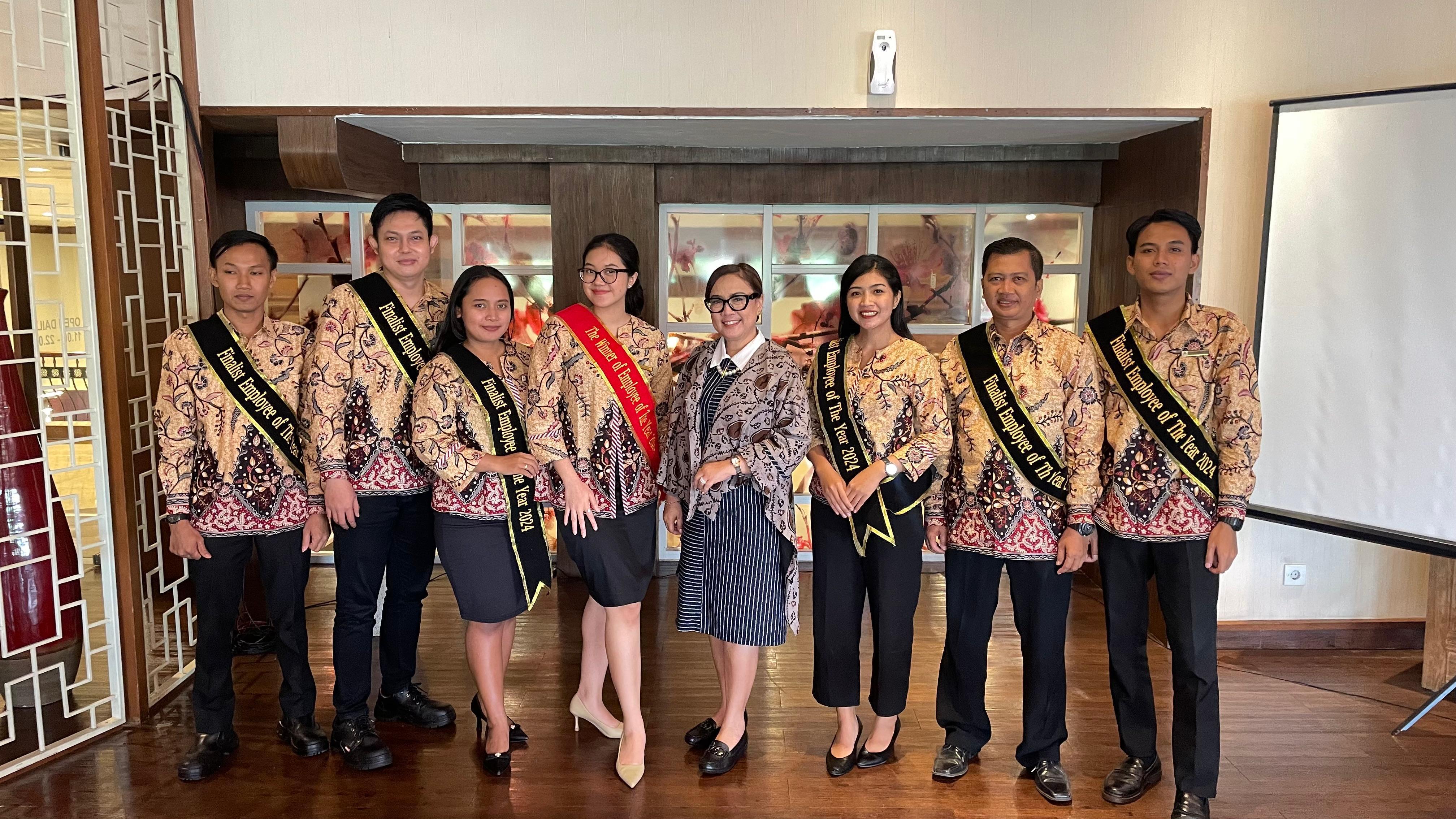 General Manager The Sunan Hotel Solo Retno Wulandari (lima dari kiri) bersama finalis dan pemenang Employee Of The Year 2024 Estrelita Adriana (empat dari kiri).