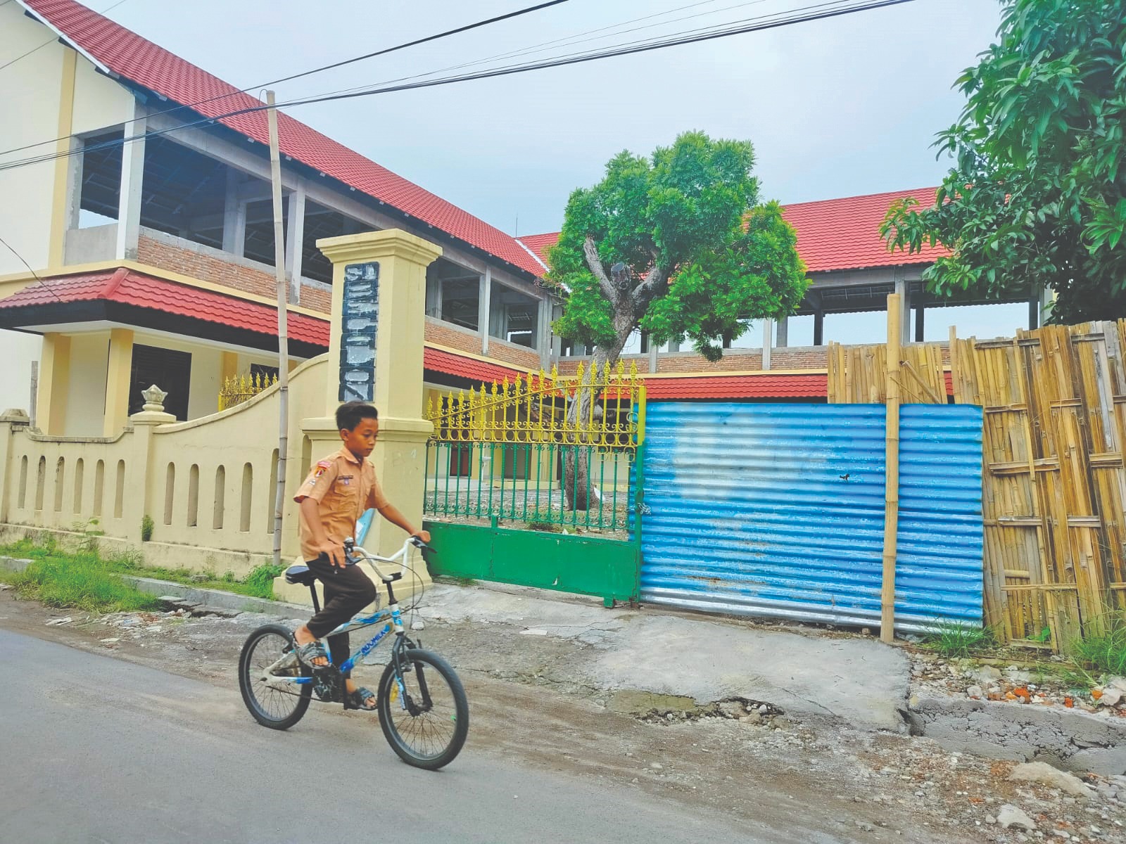 BELUM SELESAI: Bangunan depan SDN Begalon yang saat ini tengah dibangun.
