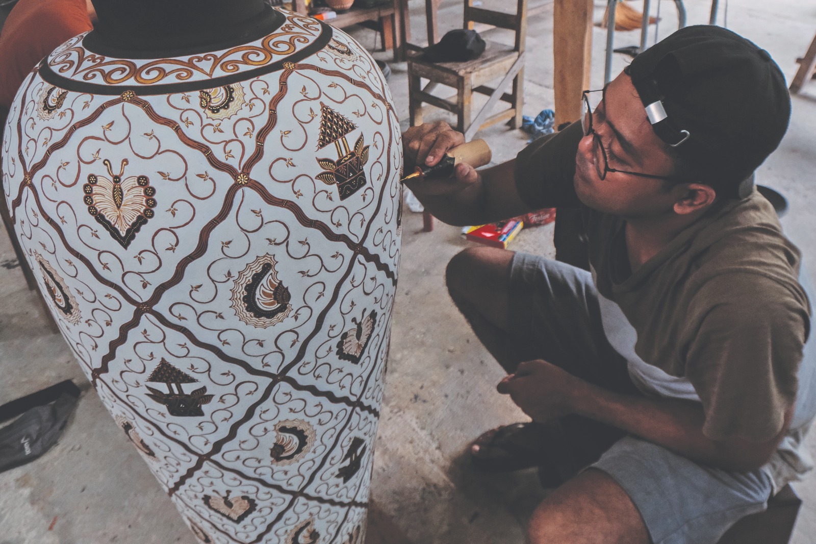 FOKUS: Pegrajin gerabah Bayat di Klaten tengah melukis dengan  motif batik di sebuah guci.