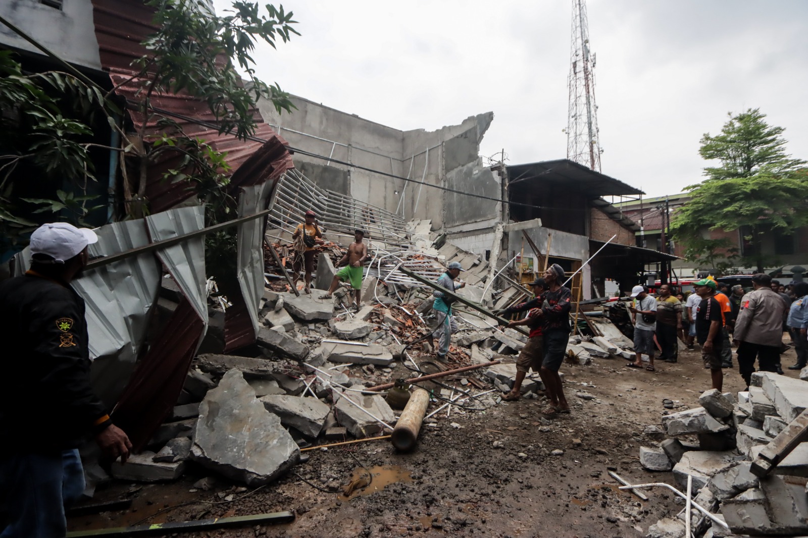 AMBRUK: Kondisi bangunan kios dua lantai di kawasan Mojo, Kecamatan pasar Kliwon yang roboh pada Senin (30/12).
