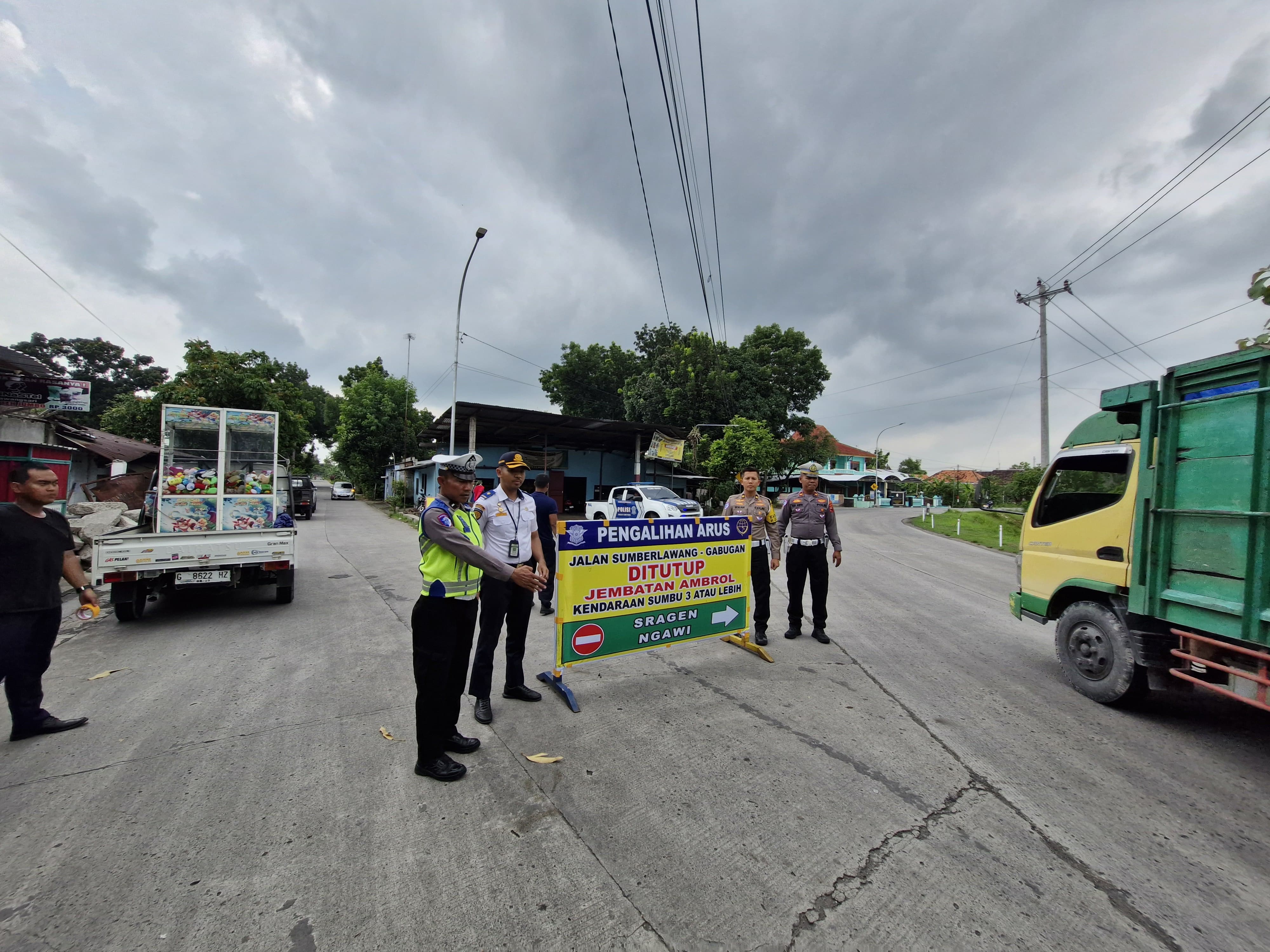 Polres bersama Dishub Sragen memasang papan penunjuk pengalihan arus lalin Jalan Sumberlawang-Sragen. (Ahmad Khairudin/Radar Solo)