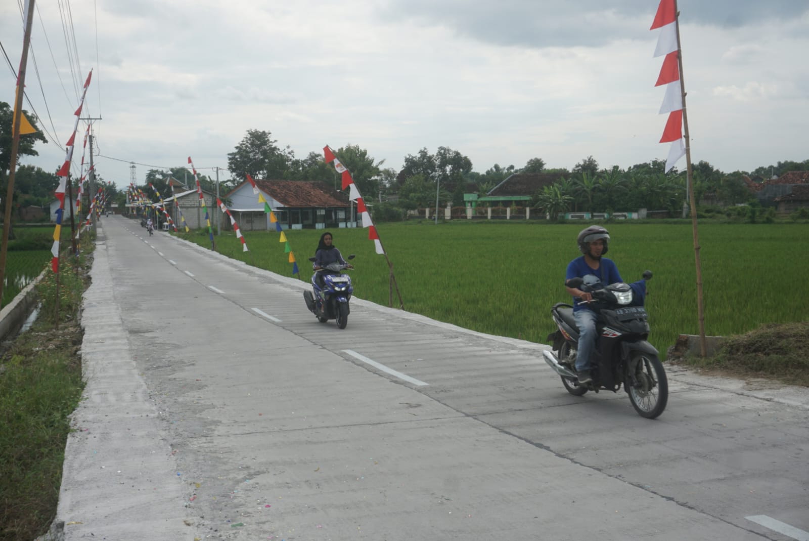 Ruas Jalan Temuwangi-Soka, Desa Soka, Kecamatan Karangdowo dilewati masyarakat. (Angga Purenda/Radar Solo)