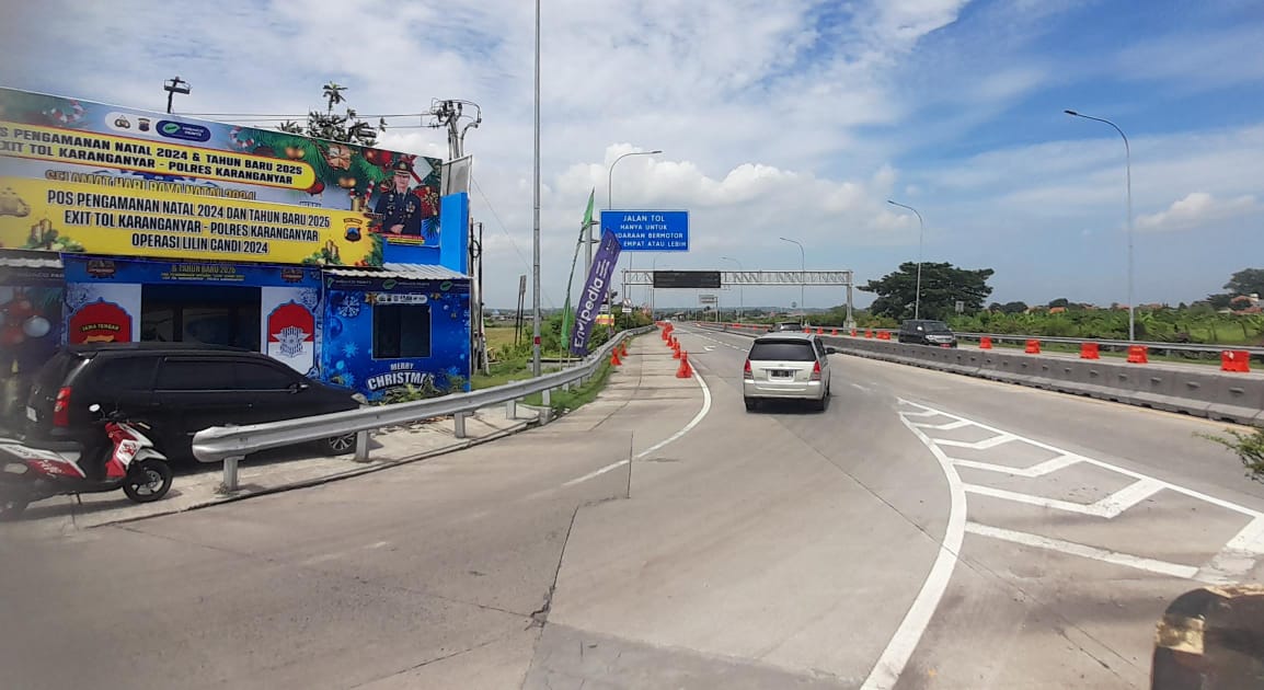 Arus lalu lintas di Gerbang Tol Kebakkramat, Karanganyar, Jumat (3/1/2025). (Rudi Hartono/Radar Solo)