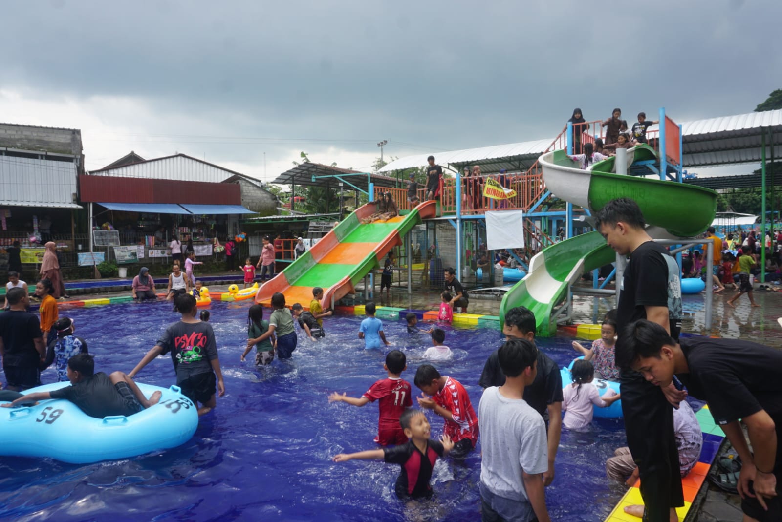 Wisatawan memadati Umbul Pelem, Desa Wunut, Kecamatan Tulung, Klaten selama libur Nataru 2024. (Angga Purenda/Radar Solo)