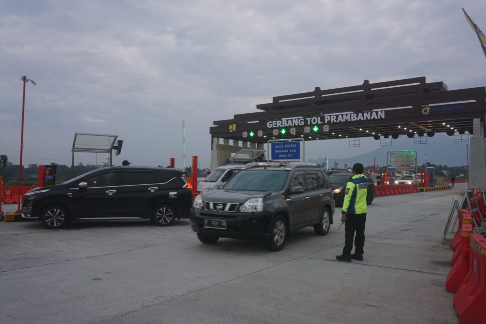 Gerbang tol Prambanan, Klaten saat momentum libur Natal dan tahun baru (Nataru) 2024. (Angga Purenda/Radar Solo)