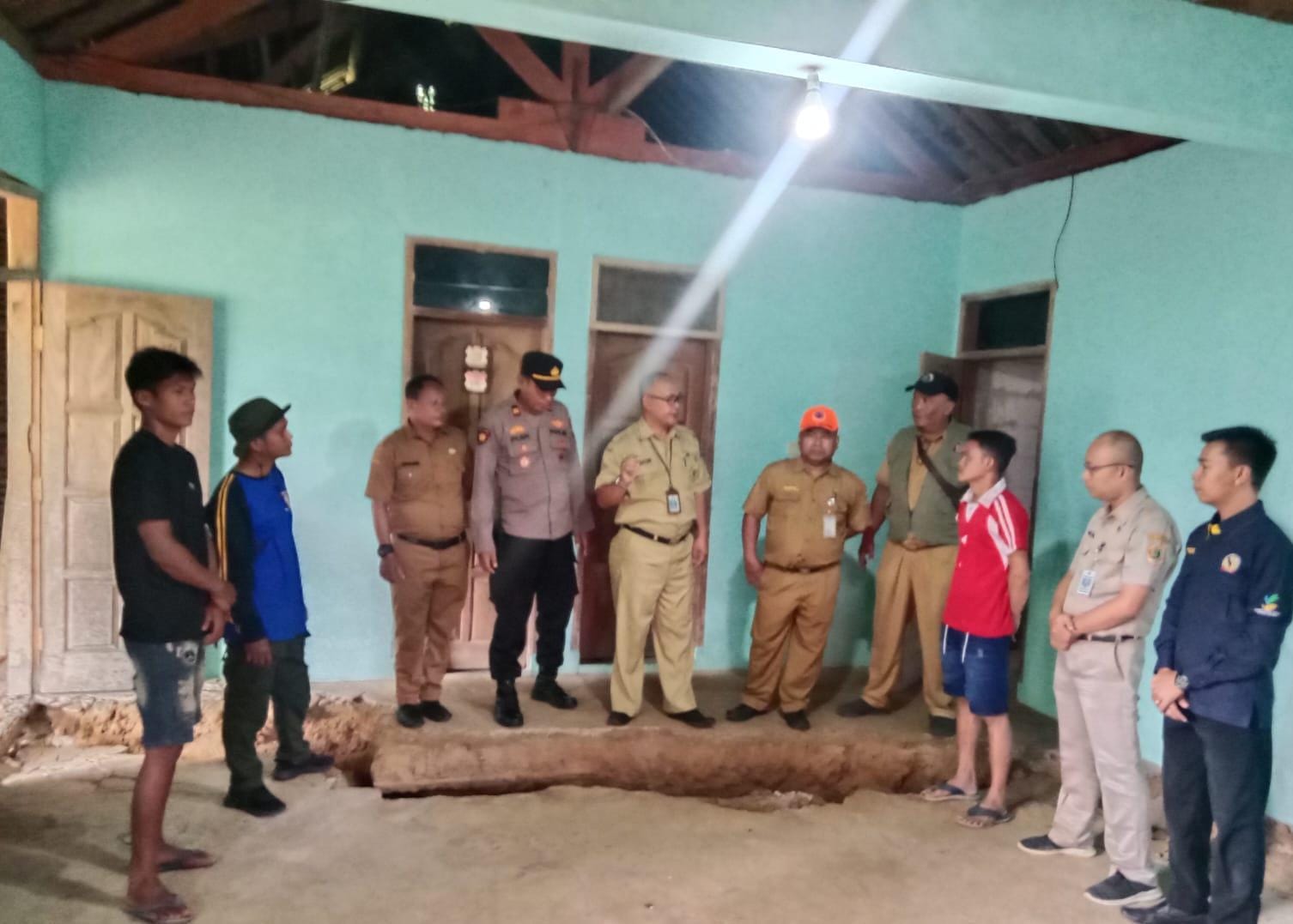 Petugas mengecek rumah yang terdampak tanah amblas di Desa Brenggolo, Kecamatan Jatiroto, Wonogiri belum lama ini.