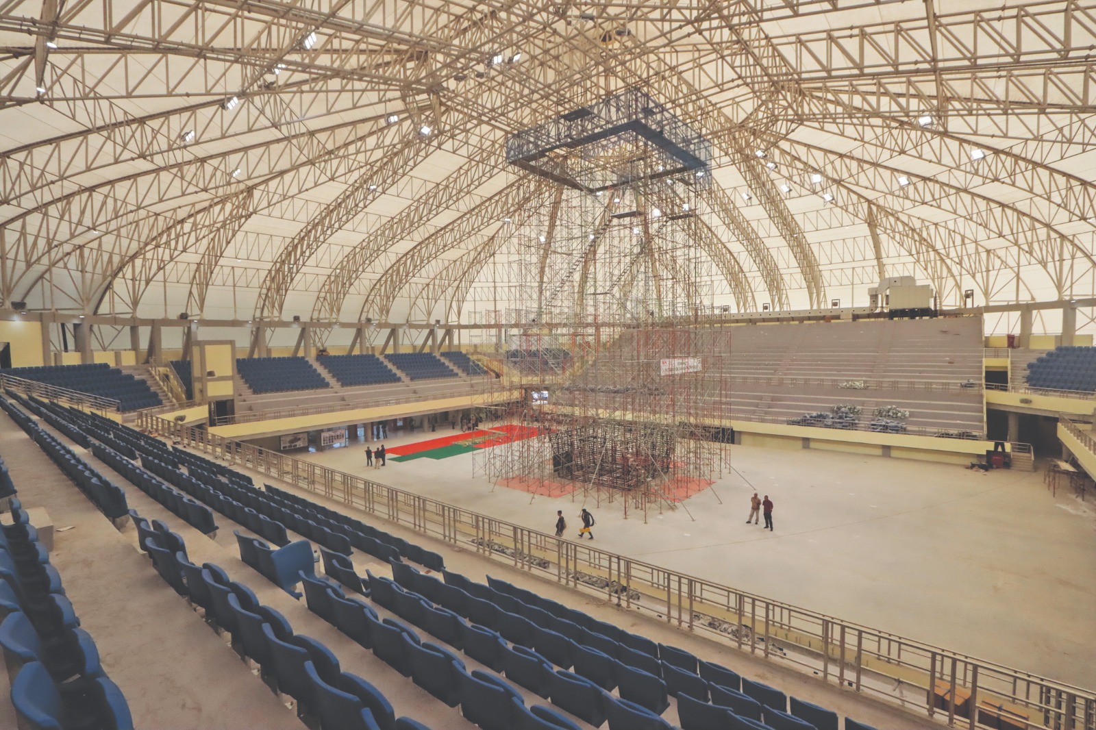 Sejumlah pekerja merampungkan proyek pembangunan Gor Indoor Manahan, Jumat (3/1/2025). (M.Ihsan/Radar Solo)