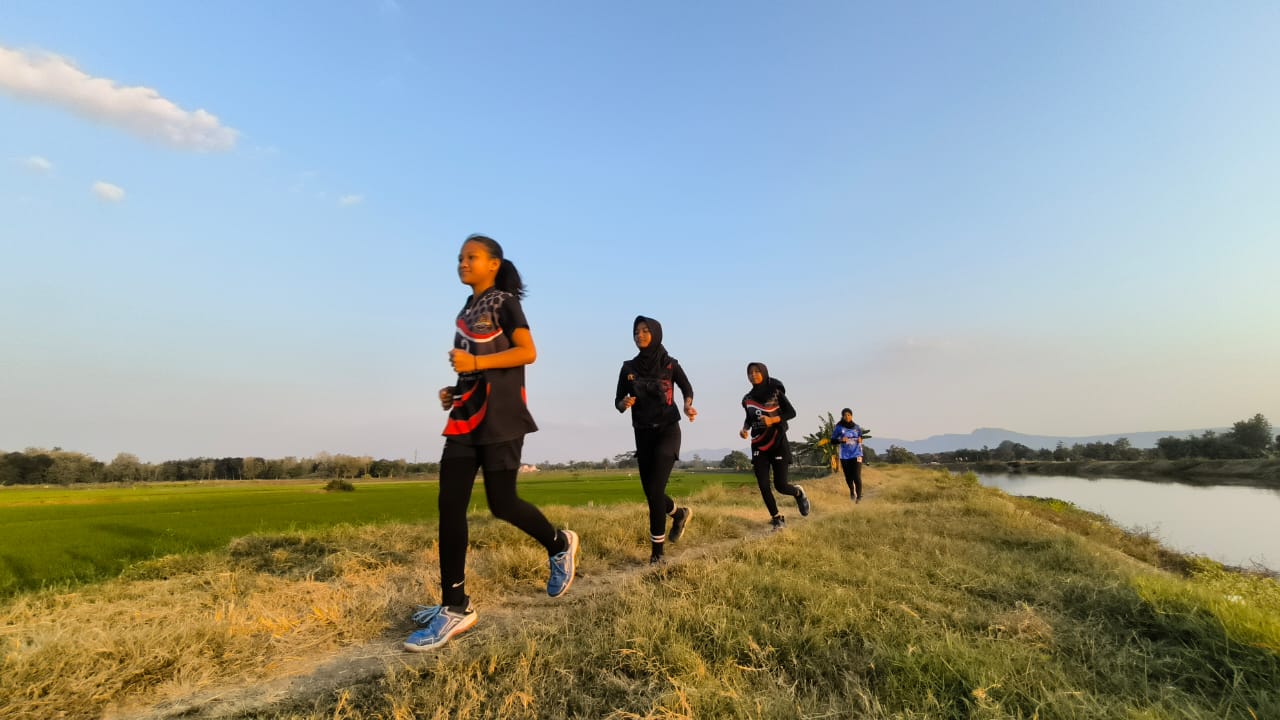 Sejumlah wisatawan melakukan aktivitas lari pagi menyusuri tanggul Saluran Induk Colo Timur (sisi kanan) dengan pemandangan persawahan. (Iwan Kawul/Radar Solo)