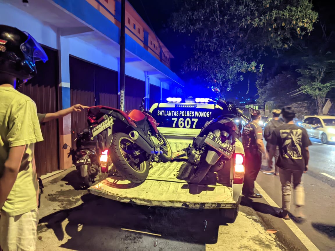 Dua unit sepeda motor diangkut ke mobil patroli Satlantas Polres Wonogiri.