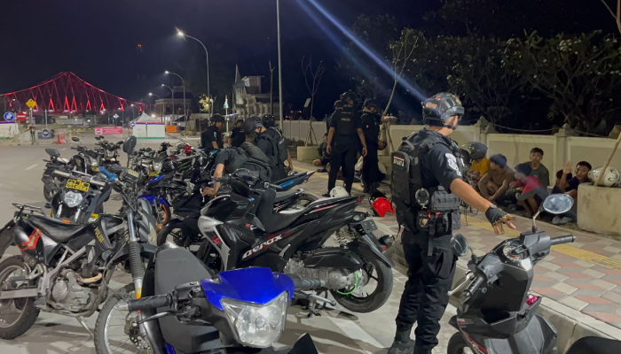Tim Sparta Polresta Solo saat amankan sejumlah pemuda yang akan menggelar aksi balap liar di Underpass Joglo, Sabtu (4/1/2025) dini hari.