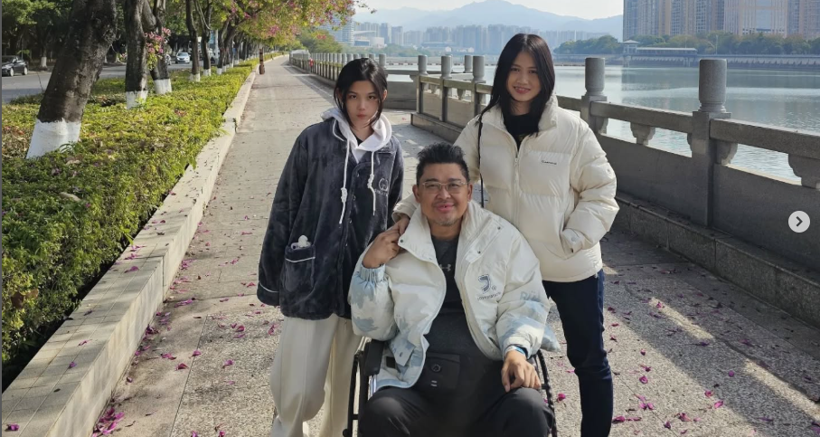 Mendiang Alvin dan keluarga saat berada di Cina.