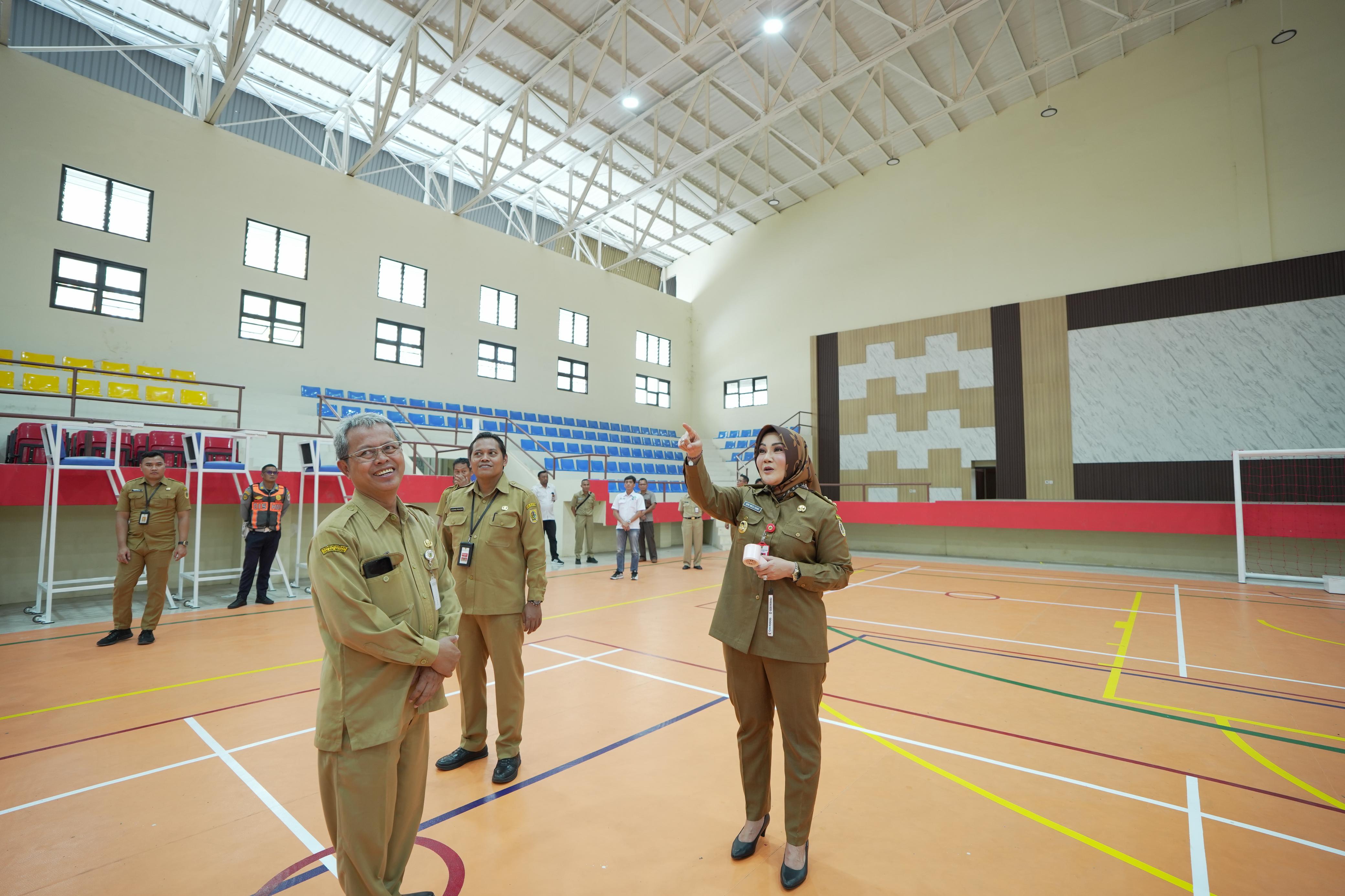 Bupati Klaten Sri Mulyani mengecek hasil rehab GOR Gelarsena Klaten. (Dokumentasi Prokopim Setda Klaten)