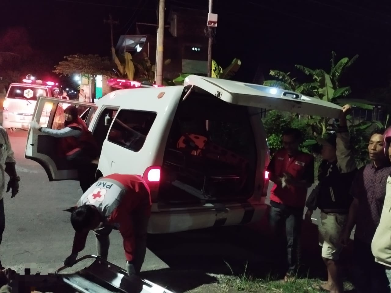 Korban kecelakaan di Jalan Jenar-Banyurip, Dukuh Ngrandu, Desa Dawung, Kecamatan Jenar, Sragen pada Minggu (5/1/2025) dievakuasi. (Ahmad Khairudin/Radar Solo)