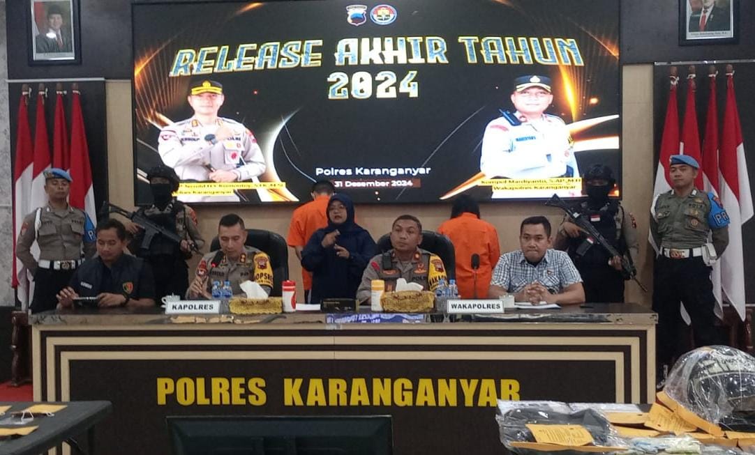 Kapolres Karanganyar AKBP Jerrold Hendra Kumontoy (duduk dua dari kiri) pemaparan kasus kriminalitas di Karanganyar pada 2024. (Rudi Hartono/Radar Solo)