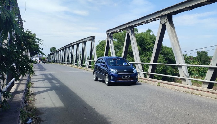 Jembatan Sapen di Sungai Bengawan Solo, Sukodono, Sragen. (Ahmad Khairudin/Radar Solo)