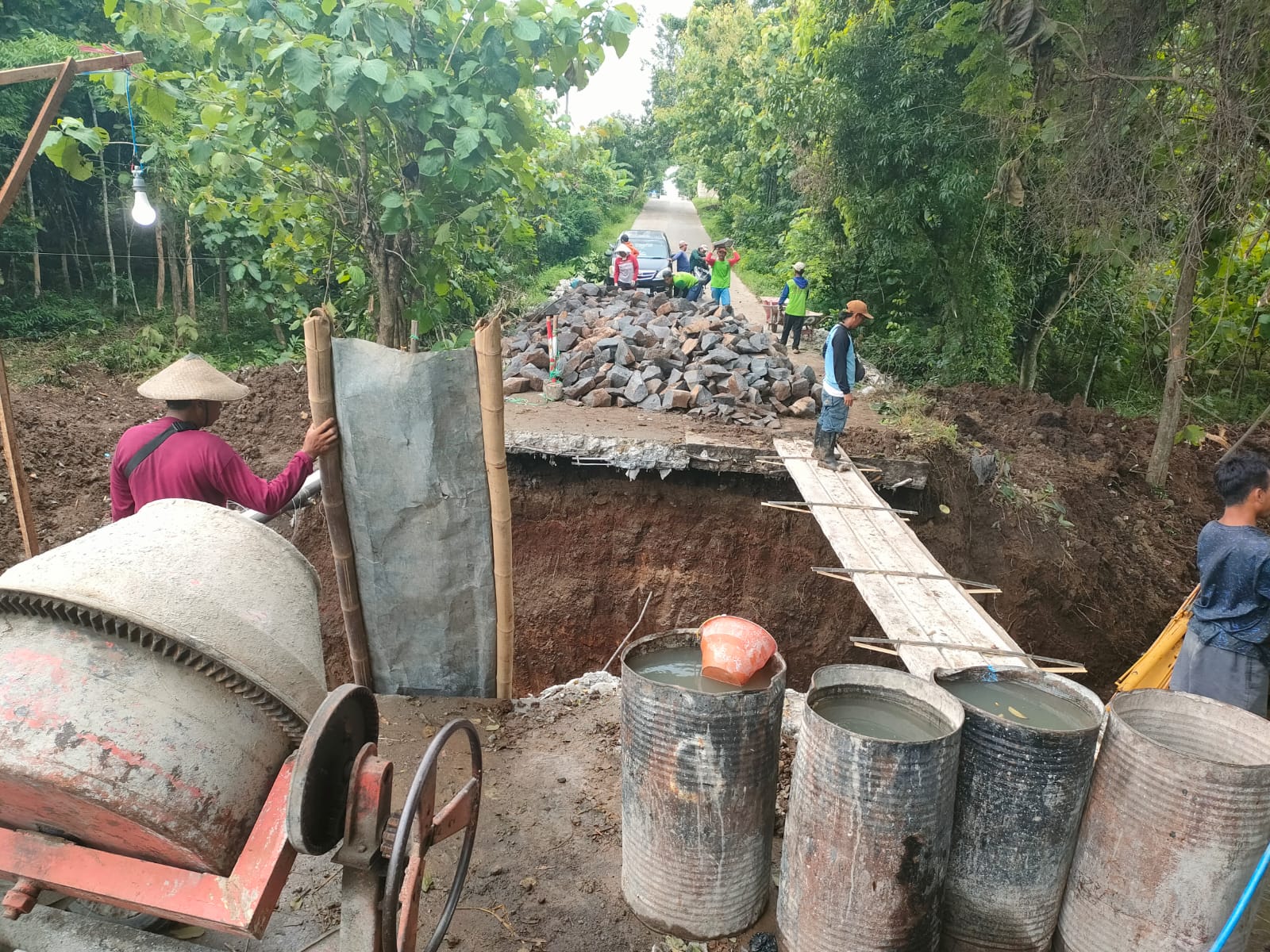 Perbaikan jalur Tanon-Sumberlawang, Sragen yang putus akibat jembatan ambrol, Minggu (5/1/2025). (Ahmad Khairudin/Radar Solo)