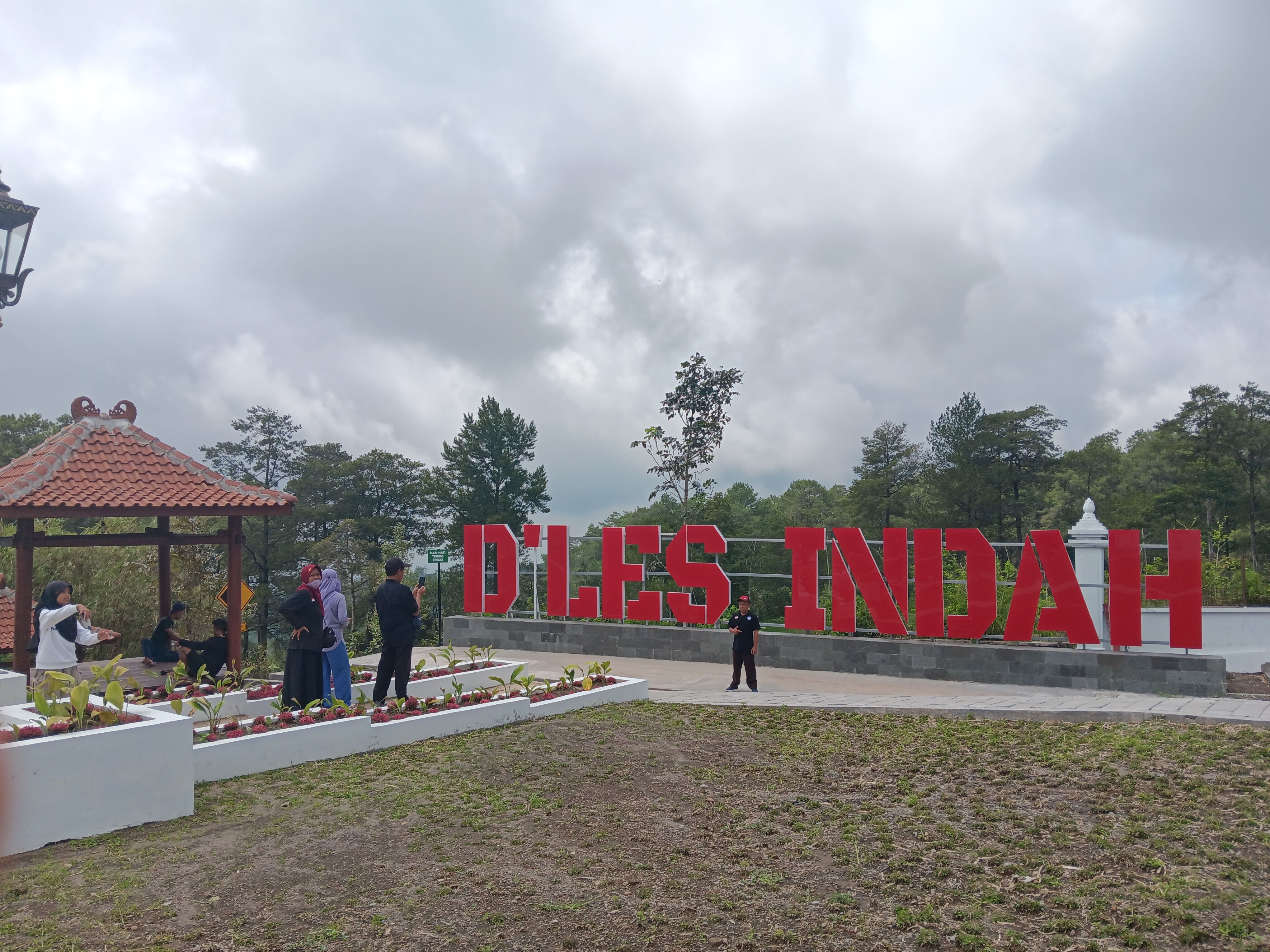 Sejumlah wisatawan menikmati kesejukan udara di Deles Indah, Kemalang, Klaten dengan pemandangan Gunung Merapi. (Angga Purenda/Radar Solo)