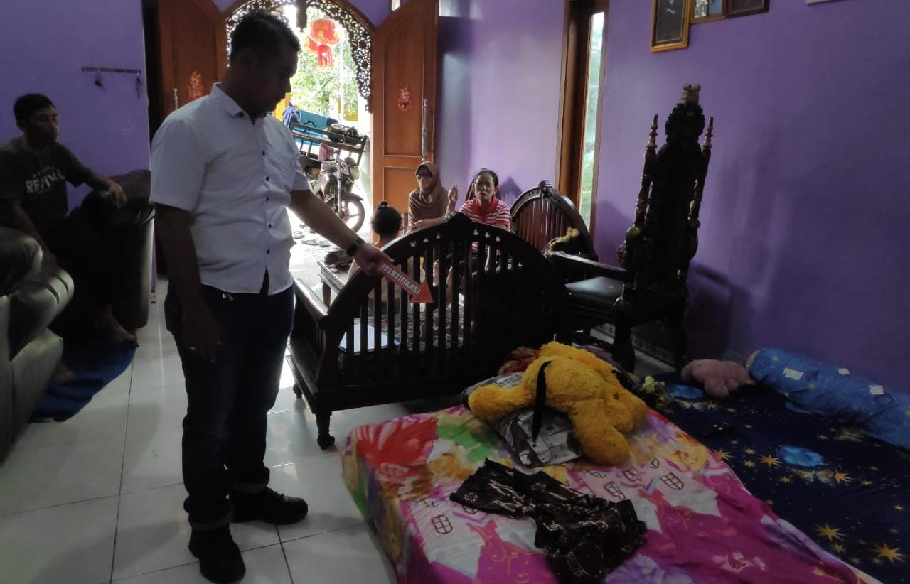 Anggota Satreskrim Polres Karanganyar melakukan olah TKP perampokan di Kelurahan Gayamdompo, Kecamatan Karanganyar. (Rudi Hartono/Radar Solo)