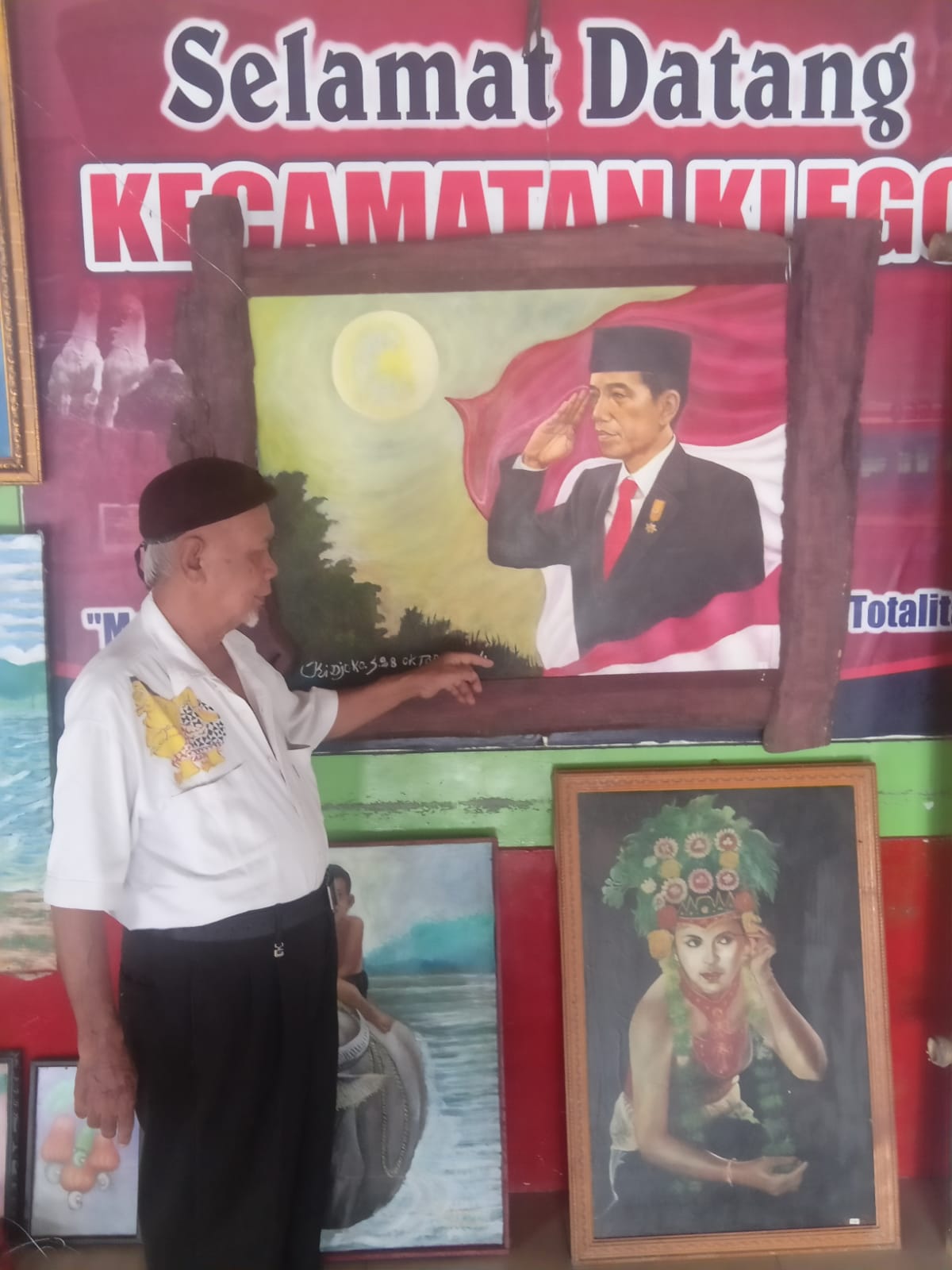 Djoko Sutedjo pamerkan karya lukisnya di Pendopo Kecamatan Klego, Boyolali. Pameran tunggal ini sudah kali ke-51.