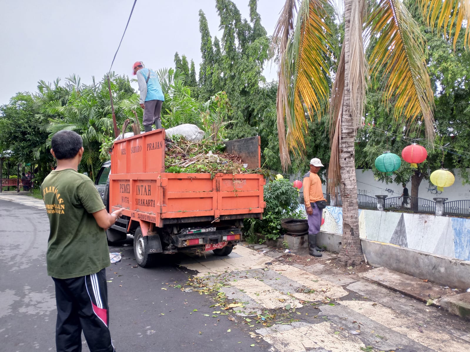 BIAR ASRI: Warga gotong royong membersihkan kawasan Kali Pepe.