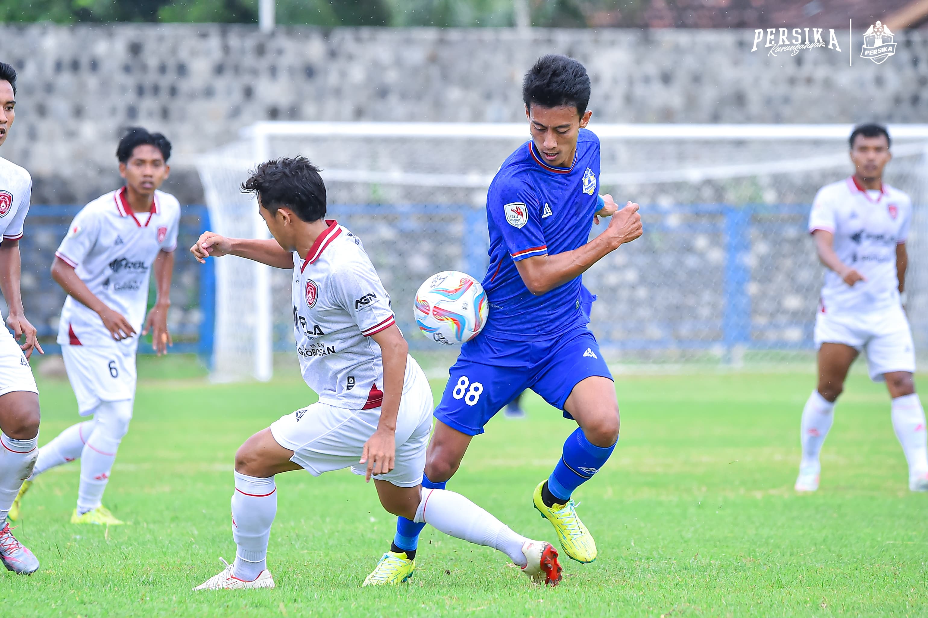 LAGA PERDANA: Laga Persika Karanganyar melawan Persipur Purwodadi di Stadion Angkatan 45.